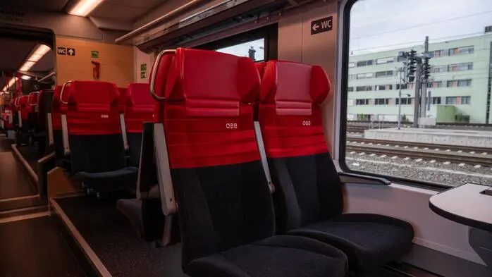 Leere Sitzreihen in einem Interregio-Zug der ÖBB