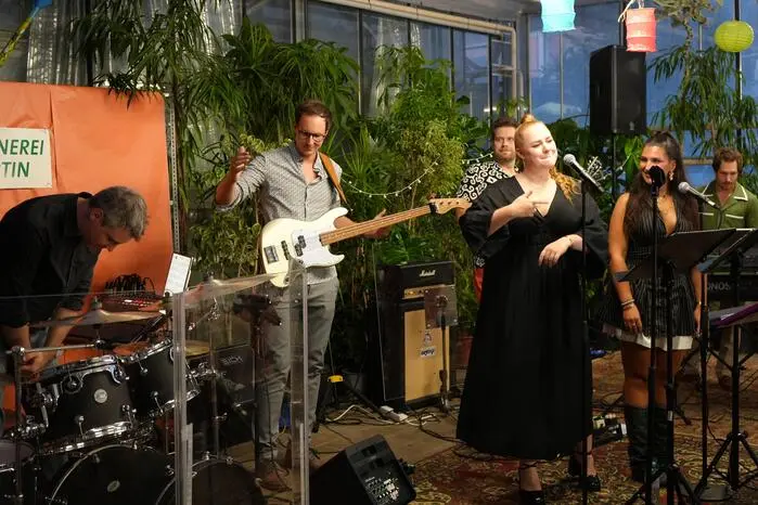 Die Ralph Duschek Band - mit Duschek am Schlagzeug, Uwe Habich am Keyboard und an den Gitarren Richard Jantscher und Andreas Liebminger - lieferte eine mitreißende Performance.