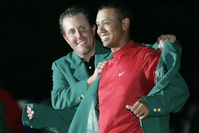 Im Jahr 2005 war es Phil Mickelson, der Woods das Jackett überzog. 