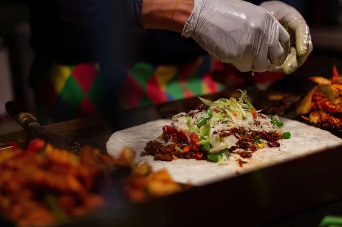 Geprägt von ihrer internationalen Community, findet man in der Brick Lane die wohl berühmteste Curry-Meile der Stadt. Zum Abendessen wird man von Mitarbeitern vor den Restaurants begrüßt. Jetzt heißt es feilschen! Wer gut verhandelt, bekommt sein Essen zu einem günstigeren Preis.