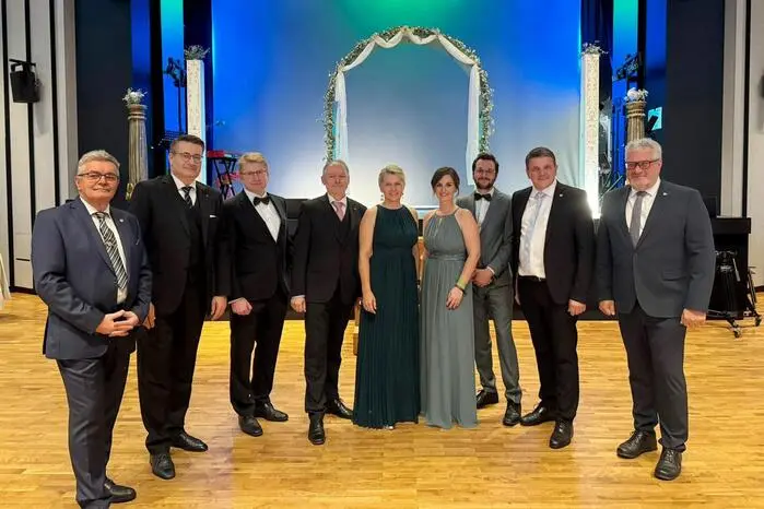 Neben einer Vielzahl an begeisterten Gästen aus der Oststeiermark und dem Südburgenland freuten sich die Ballsprecher Lara Mild, Doreen Gartner und Jonas Reichl über die Anwesenheit namhafter Ehrengäste wie Bürgermeister Franz Jost, Nationalratsabgeordneten Christian Schandor, Vizebürgermeister Roland Gogg, HTL-Abteilungsvorstand Bernhard Pertl, BRG-Direktor Martin Steiner oder IPM-Präsident Philipp Depisch. 