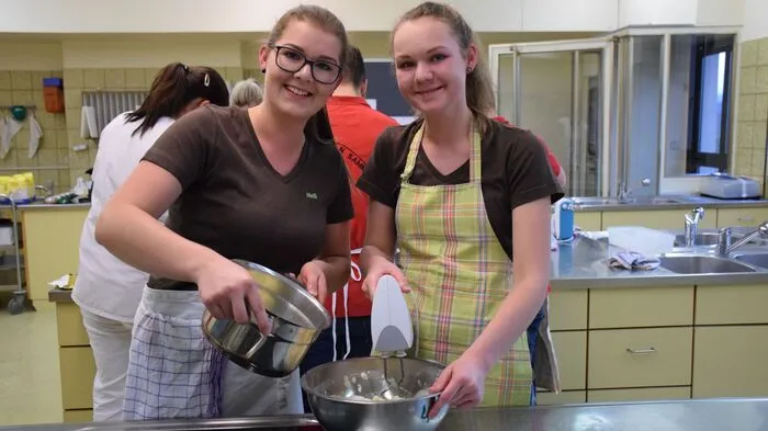 Melanie und Martina von der Landjugend Himmelberg machen einen Germteig.