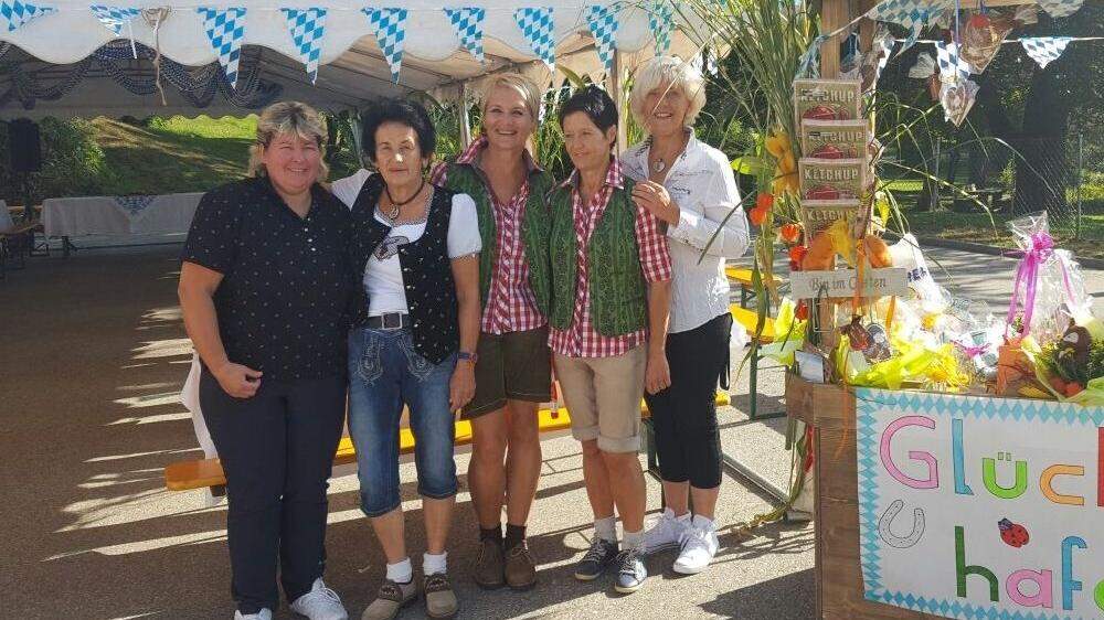 Beim Oktoberfest: Maria Tammegger, Waltraud Pichelkastner, Maritta Wilblinger, Traudi Moser, Sylvia Danielzig