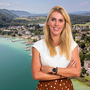 Blonde Frau vor Seekulisse
