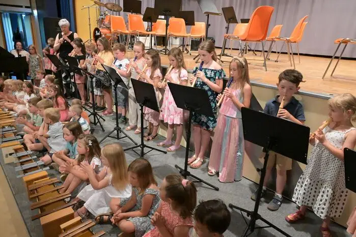 Den Auftakt machten rund 30 Kinder der Flötengruppe mit dem „Schneckenhaus“ und dem „Ameisen-Boogie“. 