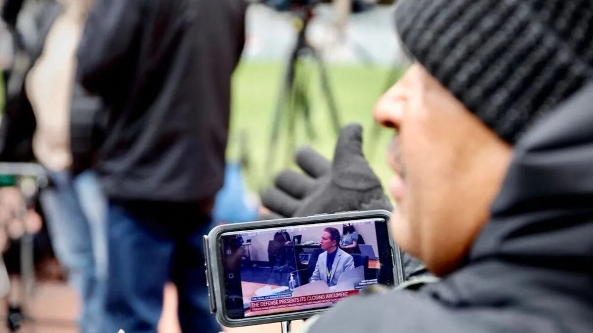 Der Floyd-Prozess wird auch von der Straße aus mitverfolgt