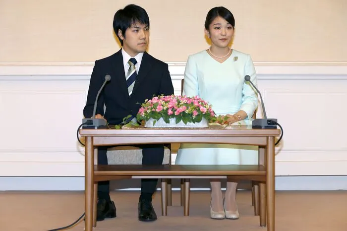 Es wird erwartet, dass Kaiser Akihito der Hochzeit seiner Enkelin beiwohnen wird. Das hat es im modernen Japan zuvor noch nie gegeben. Der im Volk beliebte Monarch wird voraussichtlich noch im selben Jahr auf eigenen Wunsch abdanken. Damit wäre er der erste Tenno seit rund 200 Jahren, der zu Lebzeiten abtritt.  