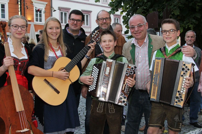 Unternehmer Klaus Neuschitzer, Wolfgang Pirker und Tourismuskonsulent Siggi Neuschitzer mit den Schülern der Musikschule Lieser- Maltatal.