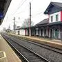 Zu sehen ist ein Bahnhof, man befindet sich an einem Bahnsteig an den Gleisen. | Der Bahnhof in Althofen bekam ein Facelifting