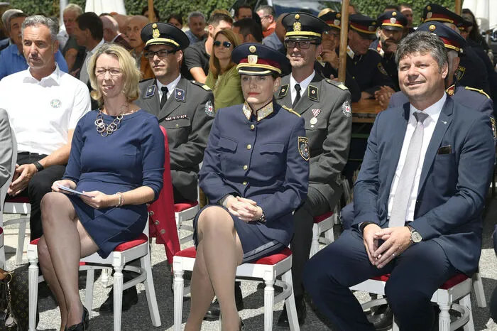 Die Ehrengäste beim Festakt am "Gendarmerieplatzl".