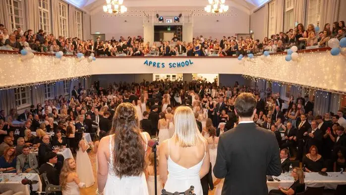 Unter dem Motto „Après School - mit Schuss ins Ziel“ luden die Maturantinnen und Maturanten des BG/BRG Bruck am 8. November zu einer rauschenden Ballnacht.