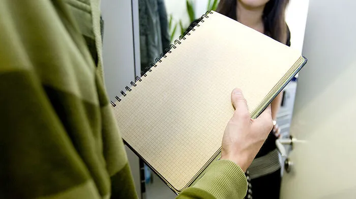 Die Diebinnen umarmen ihre Opfer und nehmen Geld aus der Brieftasche