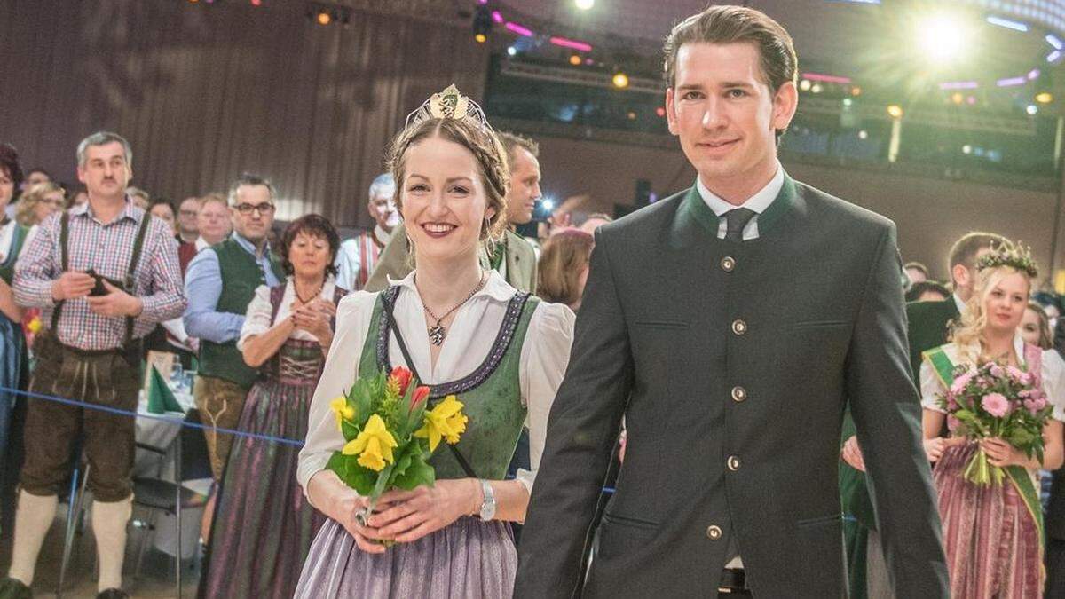 Als Außenminister war Sebastian Kurz 2017 am steirischen Bauernbundball - er zog mit der damals amtierenden Weinkönigin Johanna als Ehrengast ein