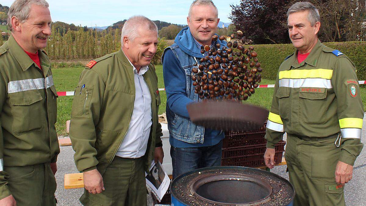 Kommandant Johann Tizaj (zweiter von links) und sein Team laden anlässlich des 90-jährigen Bestehens der FF Hallersdorf zum Herbstfest