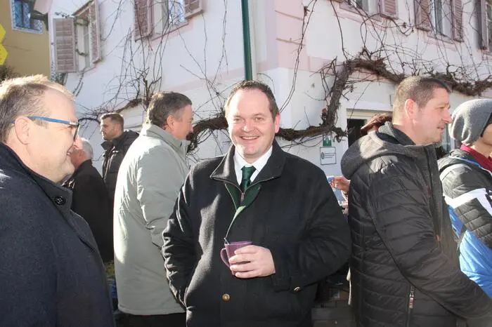 Begeistert vom köstlichen Schweinsbraten zeigten sich unter anderen Bürgermeister Roman Neumann (Foto) und die Vizebürgermeister Karlheinz Komornyik und Günther Queder.