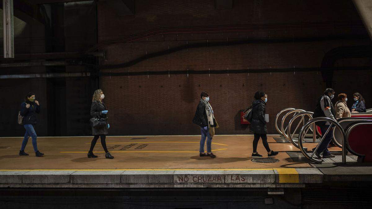 Die Spanier müssen zurück zur Arbeit – aber mit Sicherheitsabstand und mit Maske wie die Tagespendler am Bahnhof Atocha in Madrid	