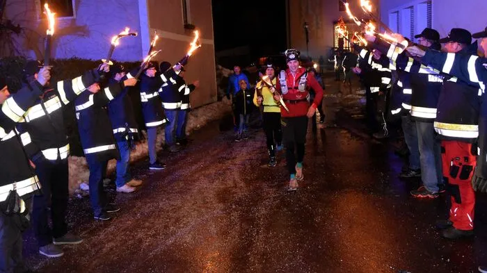 Michael Haberl brachte das Friedenslicht laufend von Graz in seinen Heimatort Wald am Schoberpass. Begleitet von Christopher Rainer und unterstützt von vielen Feuerwehrkameraden und Freunden.