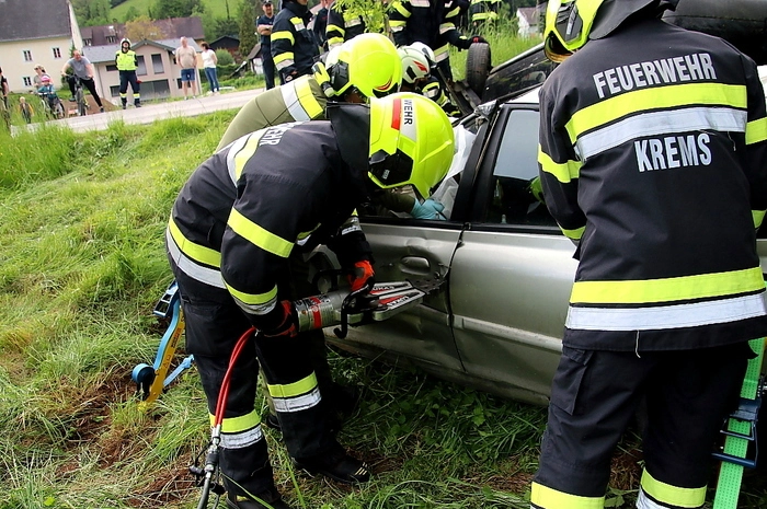 ... sowie ein Verkehrsunfall in unmittelbarer Nähe mit zwei beteiligten Pkw, wobei eine Person mittels Bergeschere aus dem Wrack geschnitten werden musste.