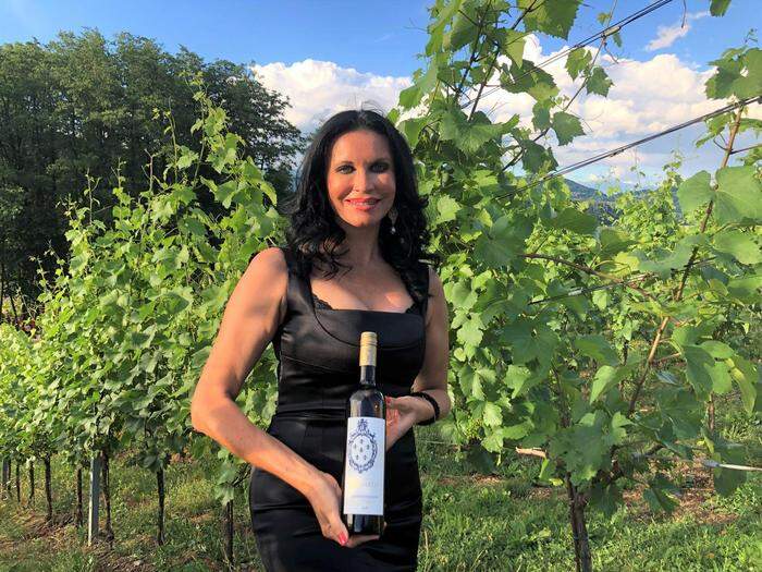 Mirjam Orasch mit dem prämierten Weißwein der Domäne Lilienberg