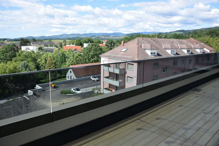 Eine großzügige Terrasse bietet genügend Platz für die Bewohner.