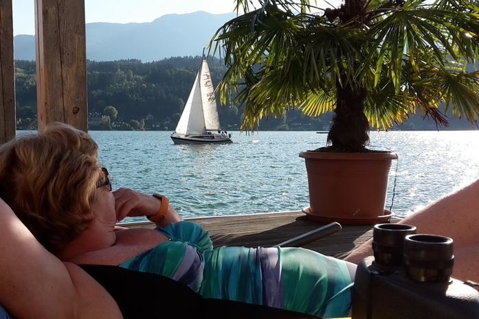 Anneliese Brunner an ihrem Lieblingsplatz in Kärnten, dem "Seehaus Schirg" in Seeboden