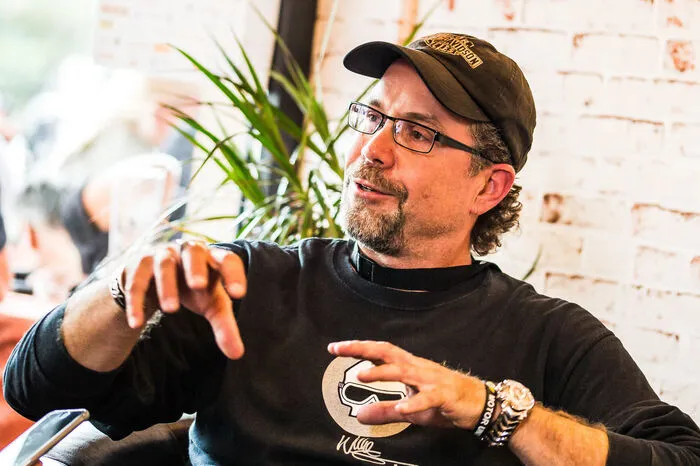 Davidson, der erst 15 Jahre in der Produkentwicklung des Familienunternehmens tätig war und sich mittlerweile um Marketing, Kundenbindung und das Museum kümmert, plauderte mit Mechanikern, Bikern und Journalisten.