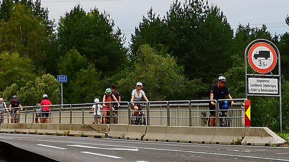 Mehr als 100 Radfahrinnen und Radfahrer fahren an starken Tagen pro Stunde über die Gailbrücke in Müllnern. Das ist nicht nur verboten, sondern birgt auch immer wieder Gefahr