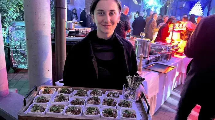 Prickelnde Glamour-Darbietungen von Cirque Rouge oder eine achtstöckige Sektpyramide mit mehr als 200 Sektgläsern boten eine spektakuläre Show rund um den limitierten Schaumwein, der als gemeinsames Aushängeschild der starken Winzervereinigung gilt. 