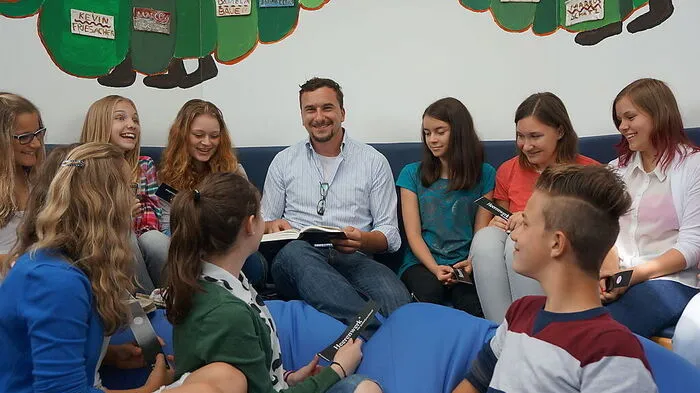 Florian Pirker bei einer Lesung aus seinem  Buch „Herakes Macht“ in der Neuen Mittelschule Bad St. Leonhard