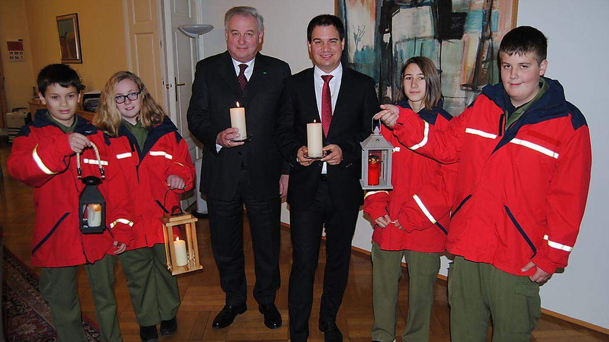 Georg Wolfinger, Alexandra Kobelmüller, Lena Höller und Marcel Zeiner übergaben das Friedenslicht an Landeshauptmann Hermann Schützenhöfer und Stellvertreter Michael Schickhofer