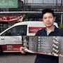 Jianming Hu mit Speisekarte vom Fallaloon-Express