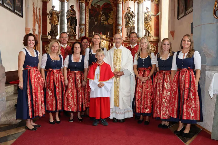 Pfarrer Franz Weißeisen nach dem Festgottesdienst mit dem Chor der Singgemienschaft Zammelsberg.