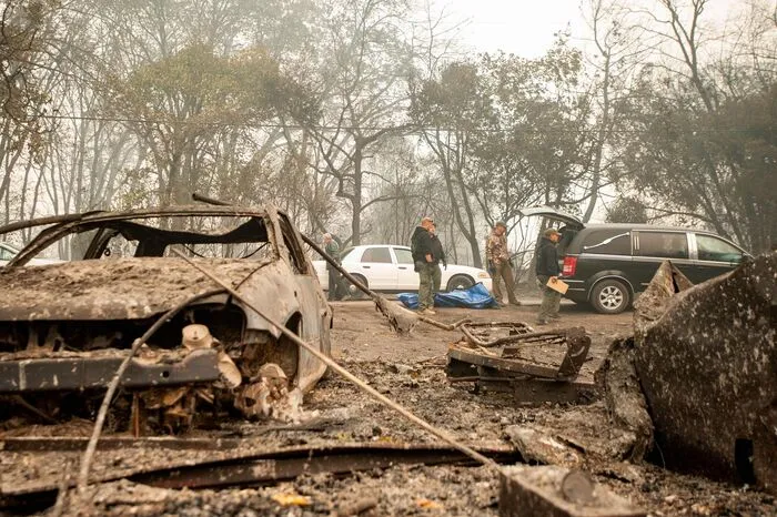 Sogenannte "Camp"-Feuer in dieser ländlichen Region hatten mehr als zwei Dutzend Todesopfer gefordert, teilte die Feuerwehr in Butte County in der Nacht auf Sonntag mit. Dutzende Menschen wurden noch vermisst.