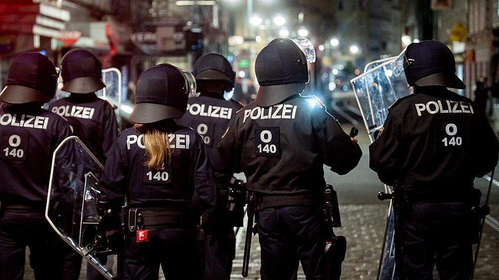 Letztes Jahr zu Halloween hatte die Polizei in Linz mit heftigen Krawallen zu kämpfen