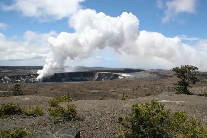 Aktive Lavaströme auf HawaiiIm Hawai’i Volcanoes Nationalpark lassen sich zwei aktive Vulkane entdecken: Kilauea, der mit zu den weltweit aktivsten Vulkanen zählt und Mauna Loa, der massivste subaerische Vulkan weltweit. Zunächst führt die Tour zum Rainbow Wasserfall nahe der Stadt Hilo, der seinem Namen alle Ehre macht: In einer Lagune gelegen und von grüner Landschaft umgeben, erblicken Besucher nicht selten einen Regenbogen, der sich ganz idyllisch über demWasserfall bildet. Die Tour führt weiter in den Nationalpark, wo die Besucher die beiden Vulkane sowie faszinierende Kraterlandschaften, aktive Lavaströme und Lavaröhren auf einer Wanderung entdecken.