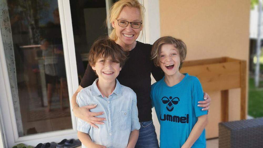 Sabine Kaufmann mit ihren Söhnen Simon (links) und Matheo