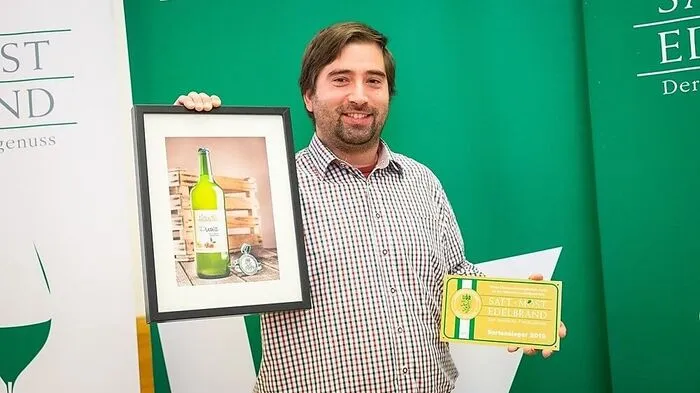 Martin Handler vom gleichnamigen Obsthof in Bad Waltersdorf ist einer der beiden steirischen "Saftbotschafter des Jahres". Außerdem ist sein "Apfelsaft Pinova trüb L 1018" Sortensieger.