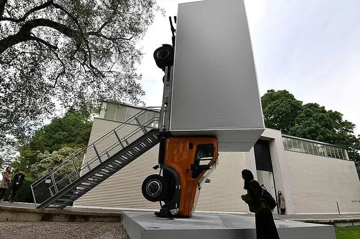Erste Besucher bestaunen die spektakuläre Skulptur.