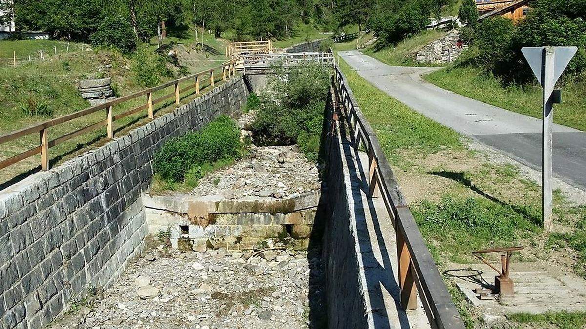 Die Restwasserstrecke des Rossbachs in Innervillgraten sieht ziemlich trockengelegt aus 