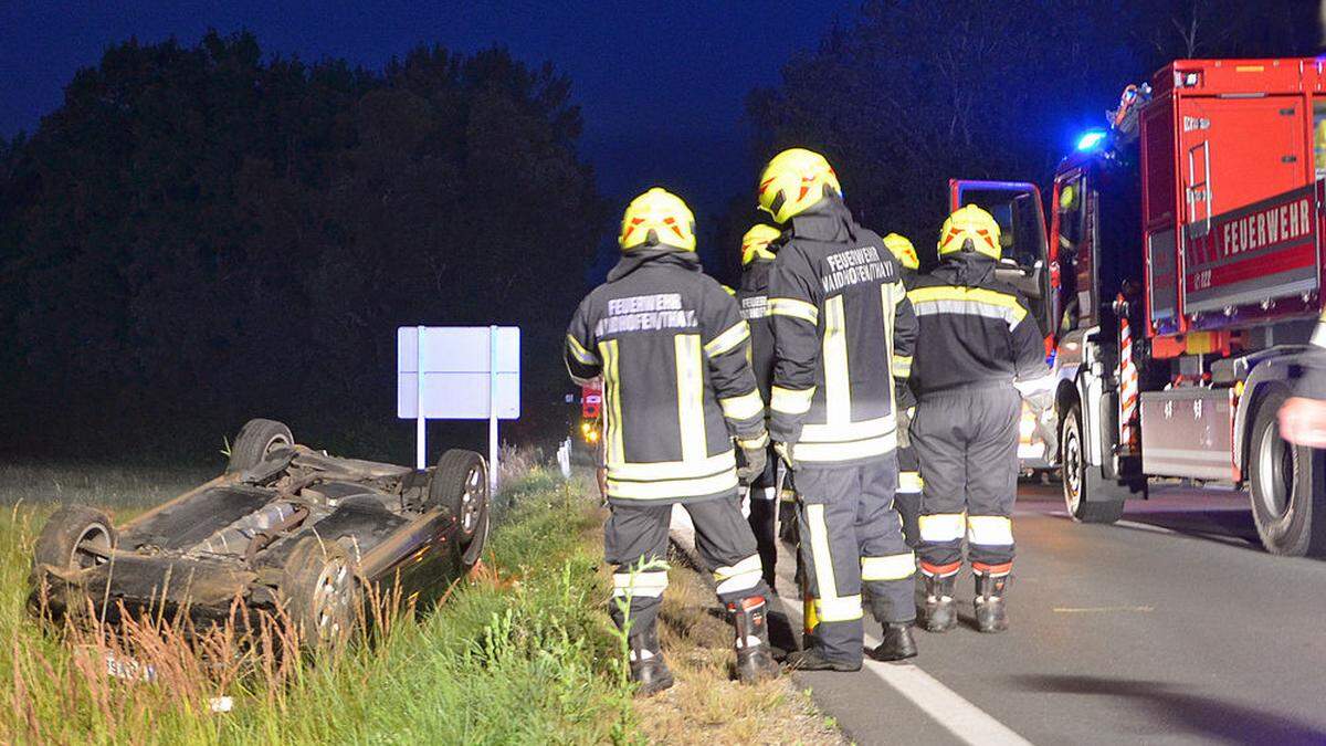 Bei einem Pkw-Überschlag wurde die Beifahrerin eingeschlossen 