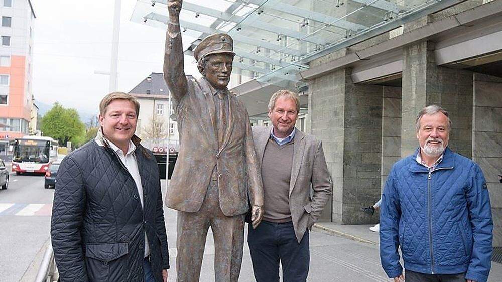 Enthüllung der Fahrdienstleiter-Statue: Bürgermeister Günther Albel (SPÖ) sowie Reinhard Wallner und Hermann Lipitsch