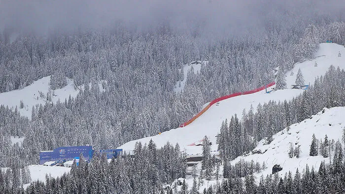 Montag (8.2.): Die WM beginnt denkbar schlecht und zwar mit einer Absage. Wegen der reichlichen Neuschneemassen und dem Zustand der Piste wird die Alpine Kombination der Damen verschoben und eine Woche später angesetzt. Am Abend wird der Super-G der Herren von Dienstag auf Donnerstag verlegt. An der Strecke "Vertigine" muss noch gearbeitet werden.