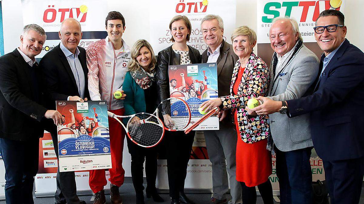 Von links: Thomas Schweda (ÖTV), Herwig Straka (emotion), Sebastian Ofner (Tennisspieler), Christina Toth (ÖTV), Barbara Eibinger-Miedl (Wirtschafts- und Tourismuslandesrätin), Anton Lang (Sportlandesrat ), Barbara Muhr (STTV), Anton Scherbinek (Bürgermeister) und Klaus Leutgeb (Co-Promoter)