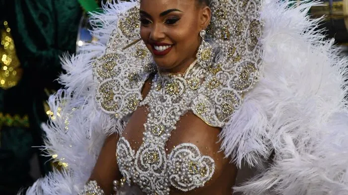 Es geht wieder los! Mit knappen Outfits, viel Glitter und dem Samba-Rhythmus im Blut ziehen die Sambaschulen von São Paulo durch das Sambadrom in der größten Stadt Brasliens.