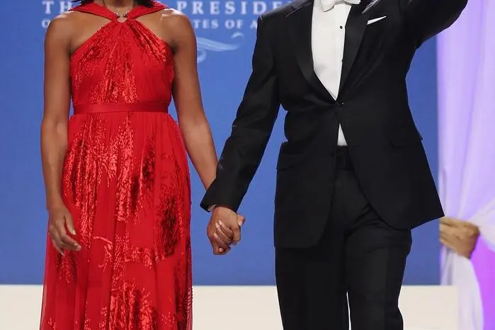 Auch 2013 setzte Michelle Obama auf Jason Wu. Sie trug ein rotes Chiffonkleid mit überkreuztem Neckholer.