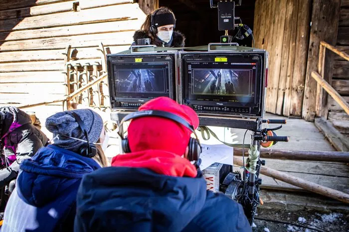 Die Handlung von "White Christmas": "Klagenfurt in der Jetztzeit: Ein junger, vom Konkurs bedrohter Videothekar mit türkischen Wurzeln, muss im Auftrag eines psychopathischen Geldeintreibers den österreichischen Staatsbesuch des russischen Präsidenten an Heilig Abend verhindern, um den Fortbestand seiner Videothek zu sichern. Geholfen wird ihm dabei von einer asiatischen Hackerin und einem berüchtigten Skinhead."  
