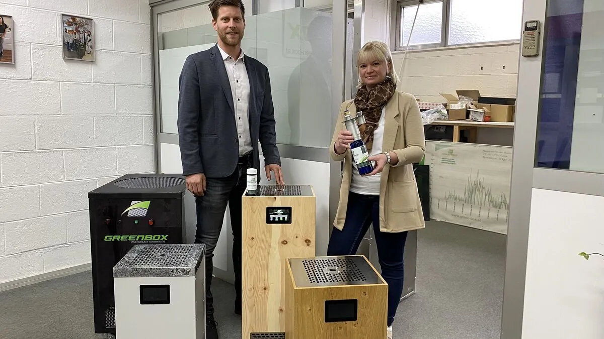 Vertriebspartner Hannes Rud und Büroleiterin Evelin Santer mit den kleineren Indoor-Geräten