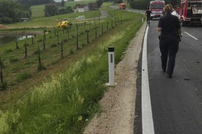 Beim Überholen ist er auf der Gegenfahrbahn mit einem entgegenkommenden Pkw kollidiert.