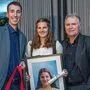 Leonie Moser mit Hermann Obergruber (r., Volksbank) und Kleine-Redakteur Marco Mitterböck