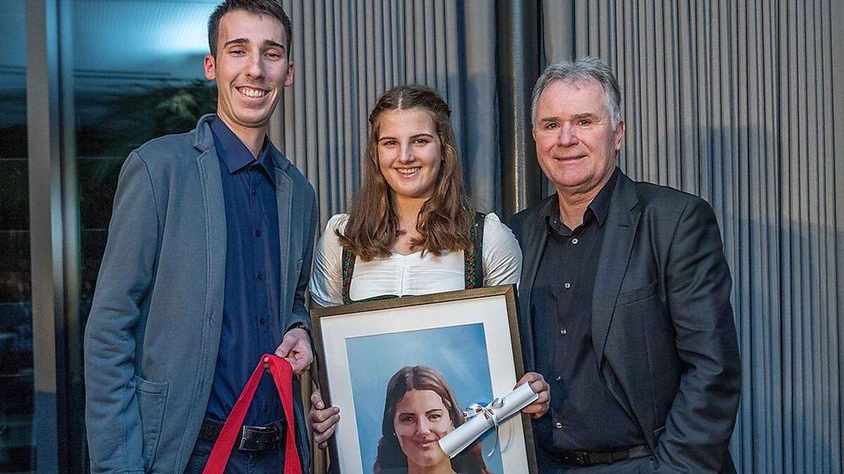 Leonie Moser mit Hermann Obergruber (r., Volksbank) und Kleine-Redakteur Marco Mitterböck